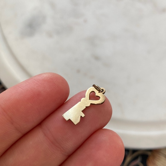 Antique/Vintage Mini Gold Heart Key Charm - Picture 5 of 6